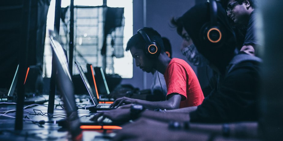 laptop LAN party image