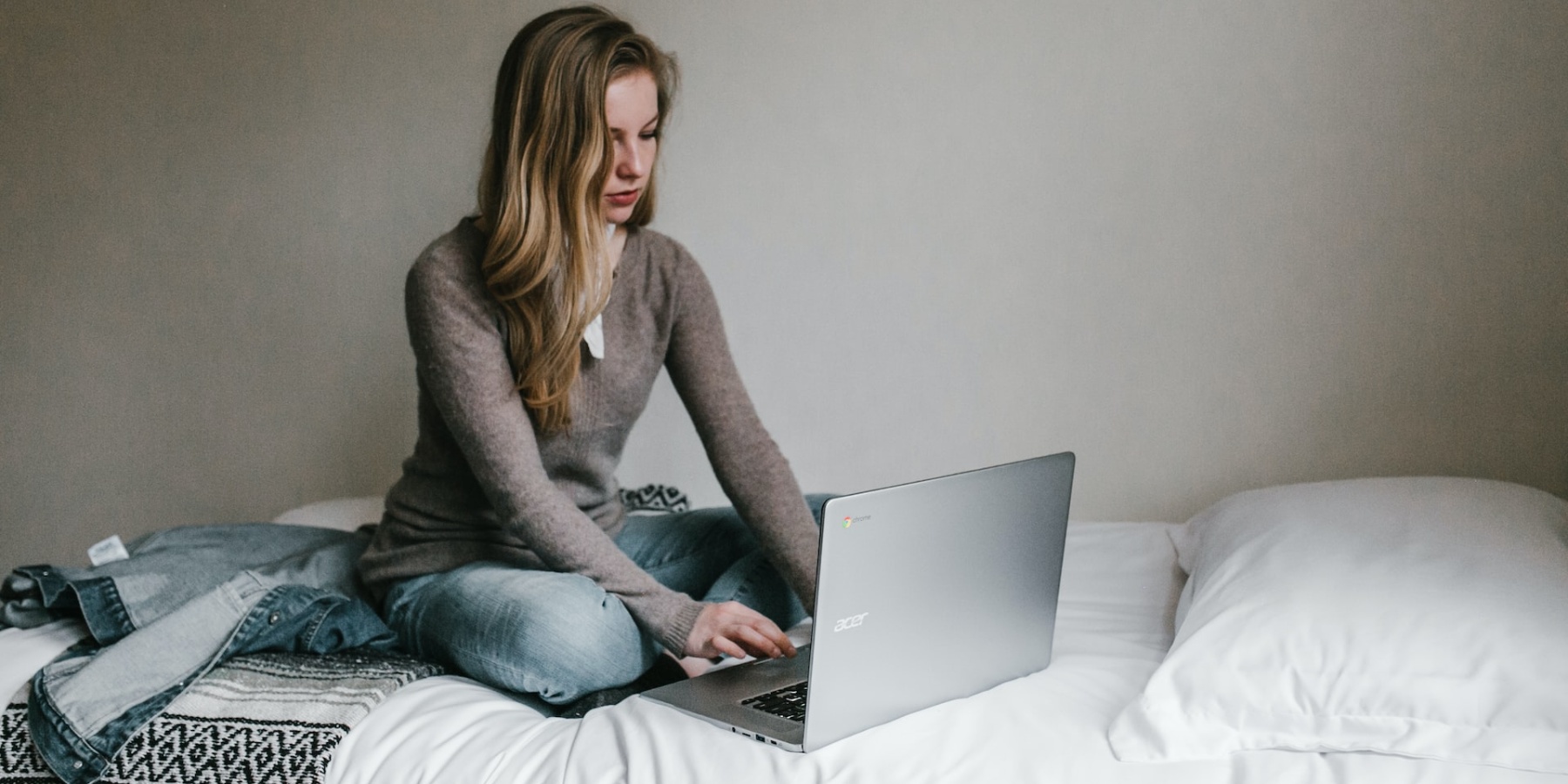 laptop on the bed image