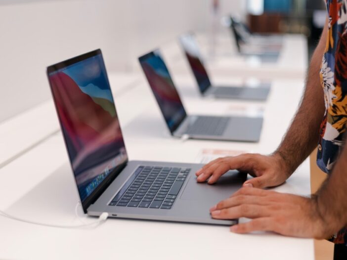 laptop store image