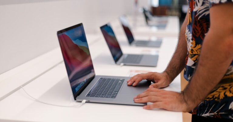 laptop store image