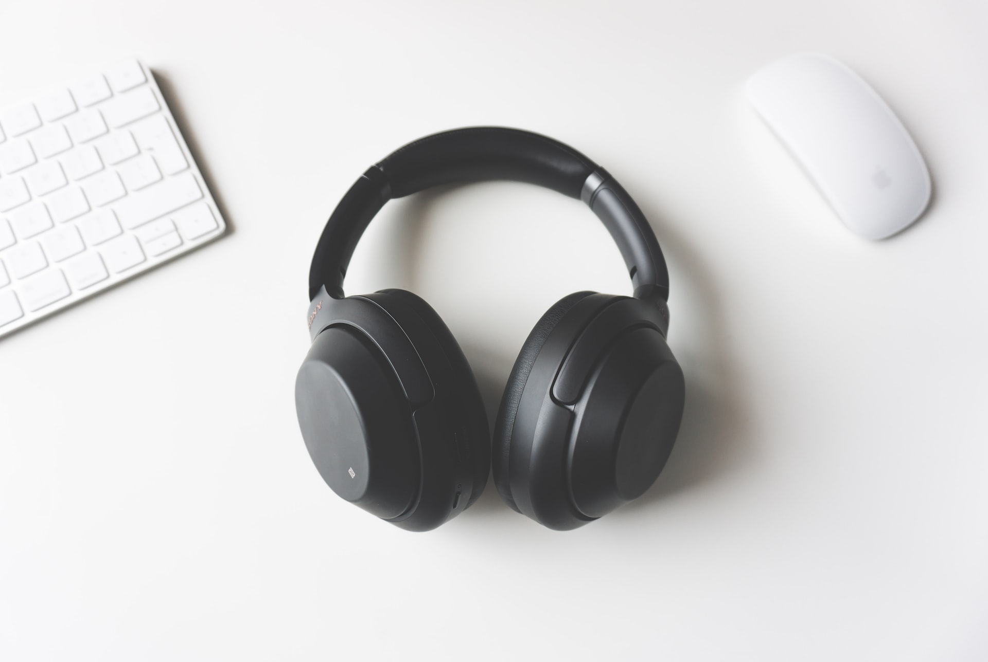 black headset and white periperhals image