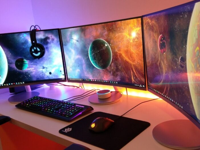 Triple monitor image