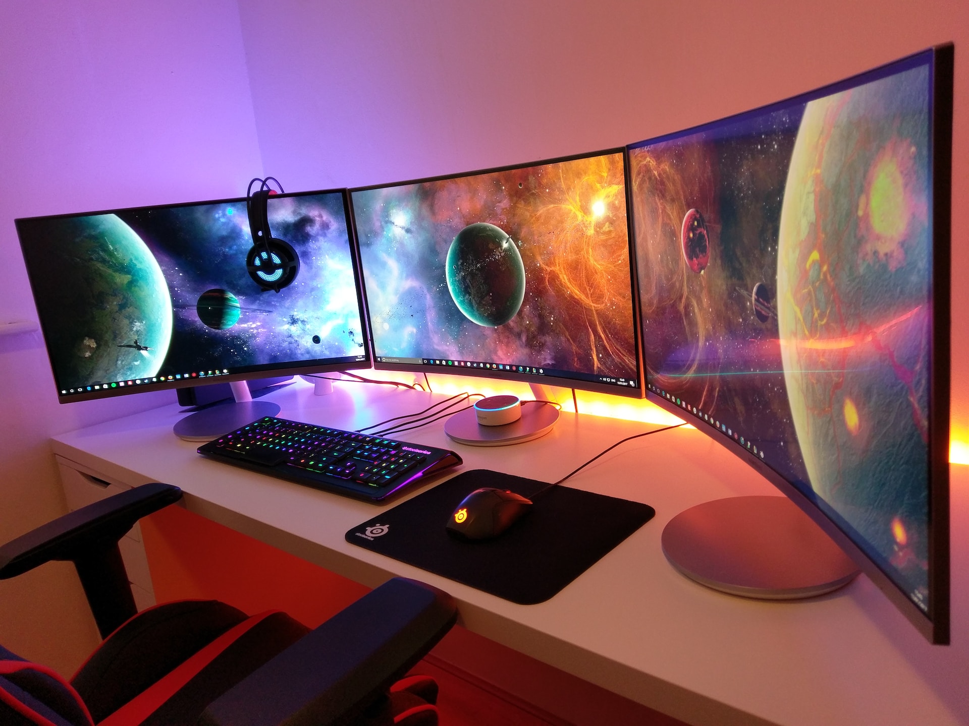 triple monitor setup image