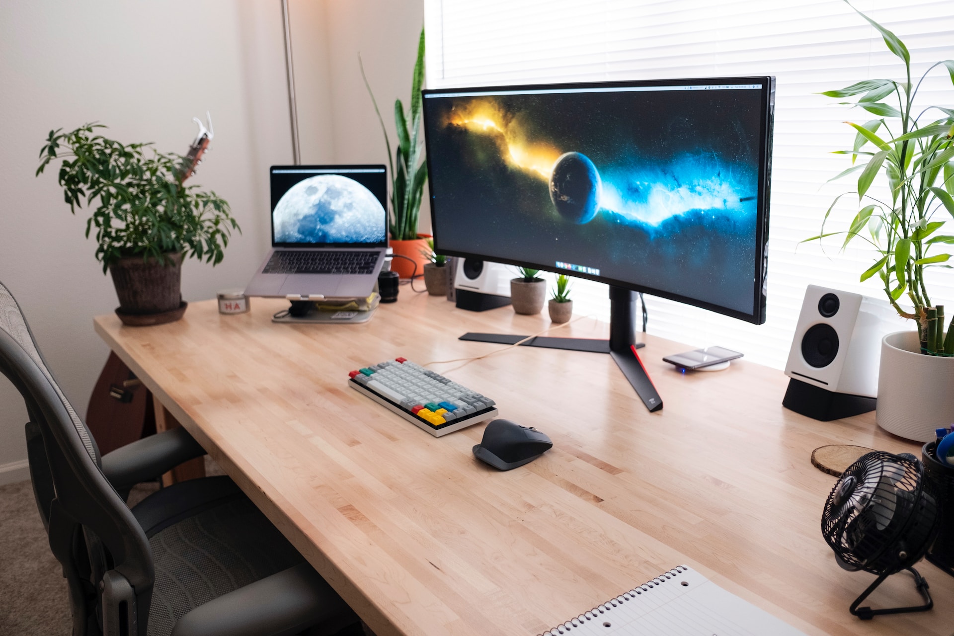 Curved monitor setup